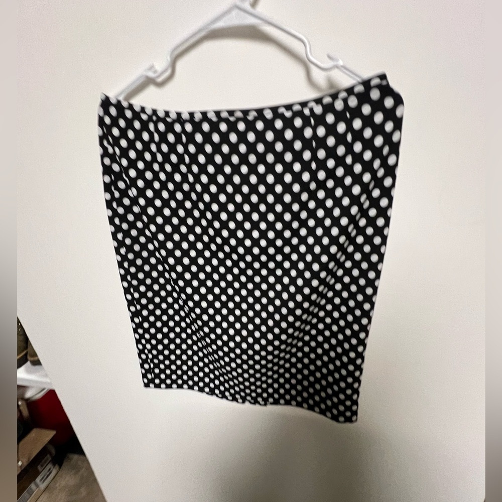 KASPER A LINE SKIRT. SIZE 8 PETITE BLACK AND WHILE POKLA DOTS. NWT